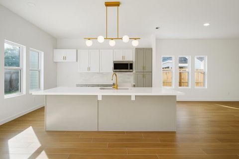 Photo of 895 S Victory Drive, Houston, TX 77088 (MLS # 80612898) Photo of 895 S Victory Drive, Houston, TX 77088 (MLS # 80612898)