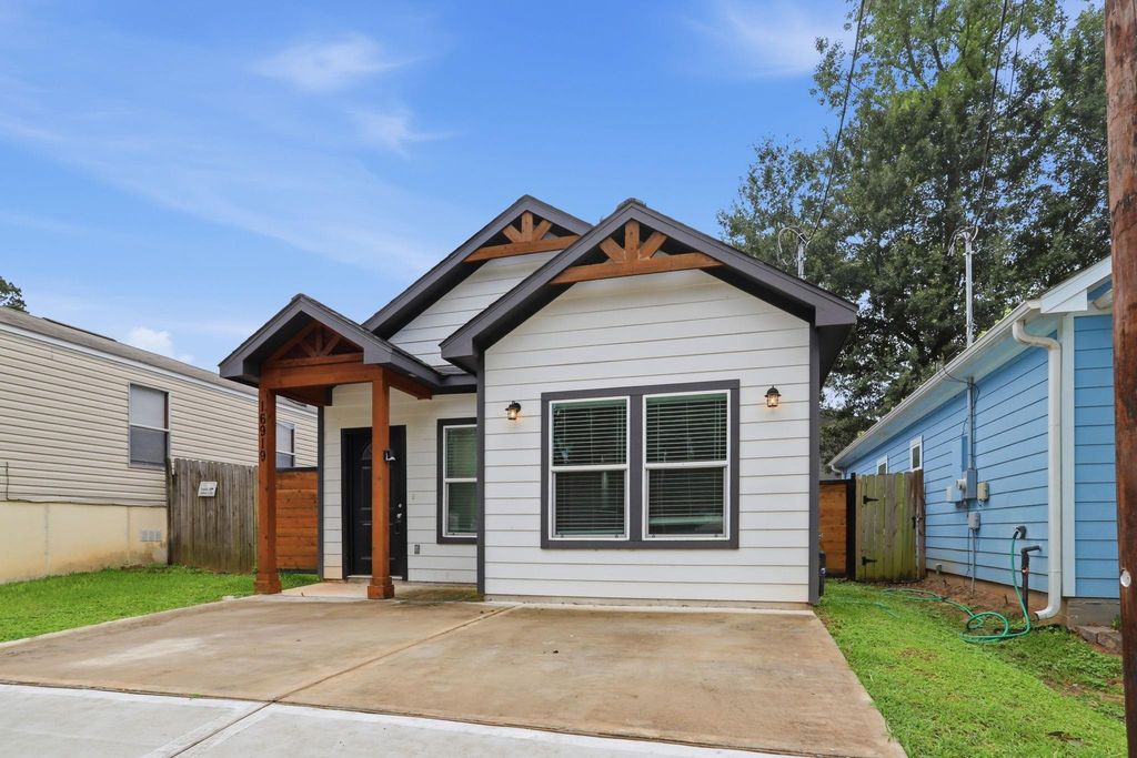 Photo of 16919 Balmoral, Montgomery, TX 77316 (MLS # 46835960)