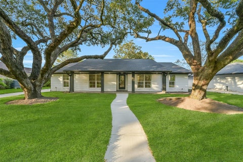 Photo of 5318 Queensloch Drive, Houston, TX 77096 (MLS # 30632594)