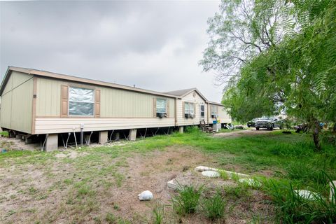 Photo of 8858 County Road 615, Skidmore, TX 78389 (MLS # 55974480)