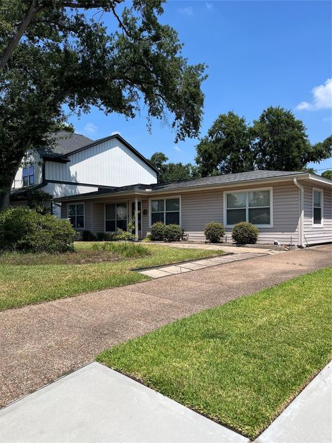 Photo of 1918 Gardenia Drive, Houston, TX 77018 (MLS # 71994990)