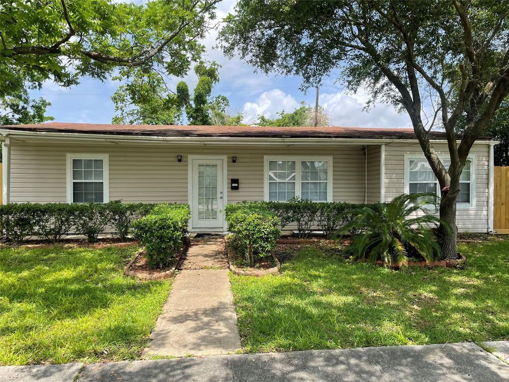 Photo of 1701 Utah Street, Baytown, TX 77520 (MLS # 41910987)