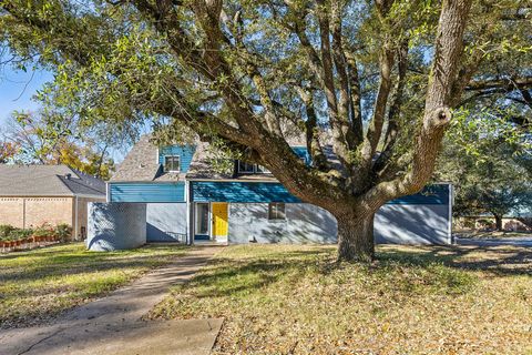 Photo of 1202 Green Briar Drive, Huntsville, TX 77340 (MLS # 40923992)