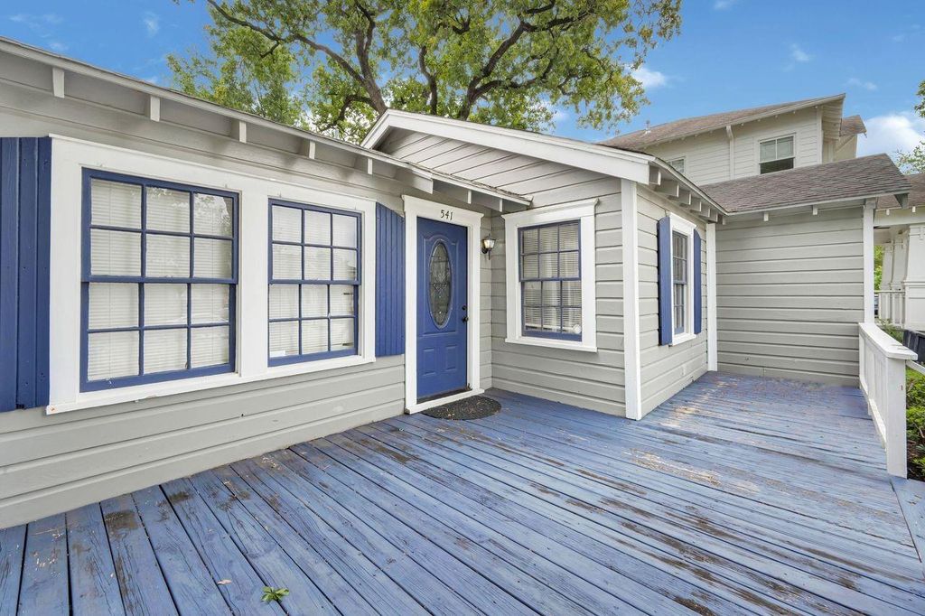 Photo of 541 W 18th Street, Houston, TX 77008 (MLS # 61845995)