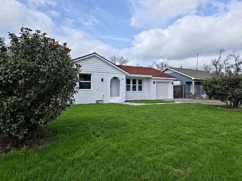 Photo of 4607 Englewood Street, Houston, TX 77026 (MLS # 84250247)