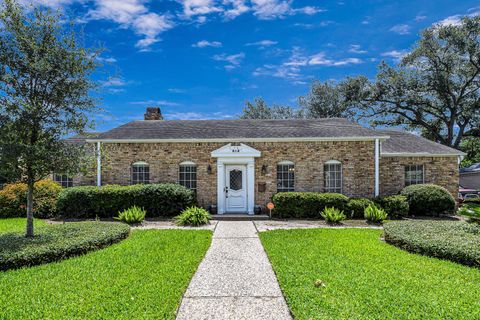 Photo of 614 Val Lena Drive, Houston, TX 77024 (MLS # 13880769)