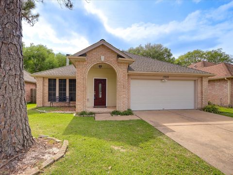 Photo of 17010 Blue Mist Circle, Sugar Land, TX 77498 (MLS # 95892834)