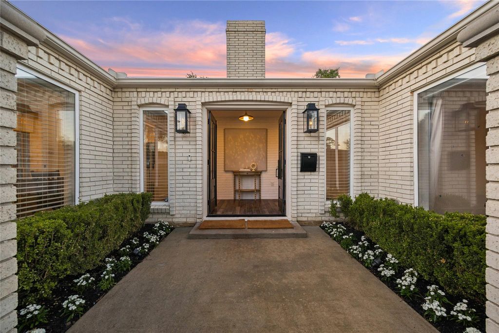 Photo of 10702 Russett Drive, Houston, TX 77042 (MLS # 38715079)