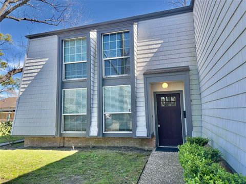 Photo of 10168 Beekman Place Drive, Houston, TX 77043 (MLS # 44258015)