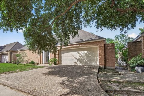 Photo of 324 Champions Colony Iii, Houston, TX 77069 (MLS # 77813338)