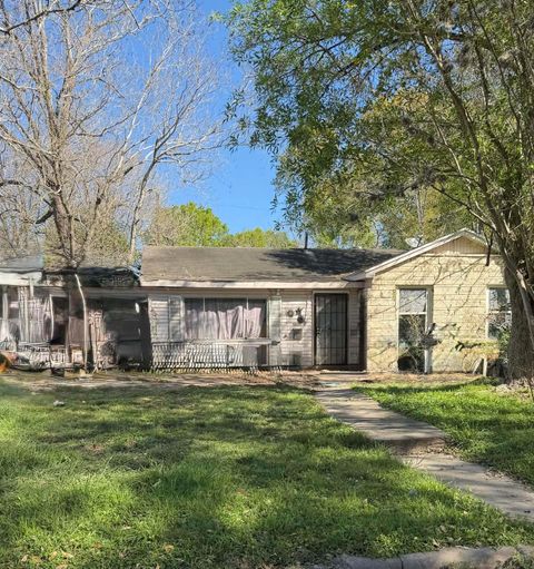 Homes For Sale - 4827 Ventura Lane<br/> Houston, TX 77021