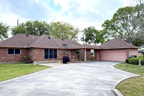 Homes For Sale - 506 Houston Street<br/> Austin County, Wallis, TX 77485