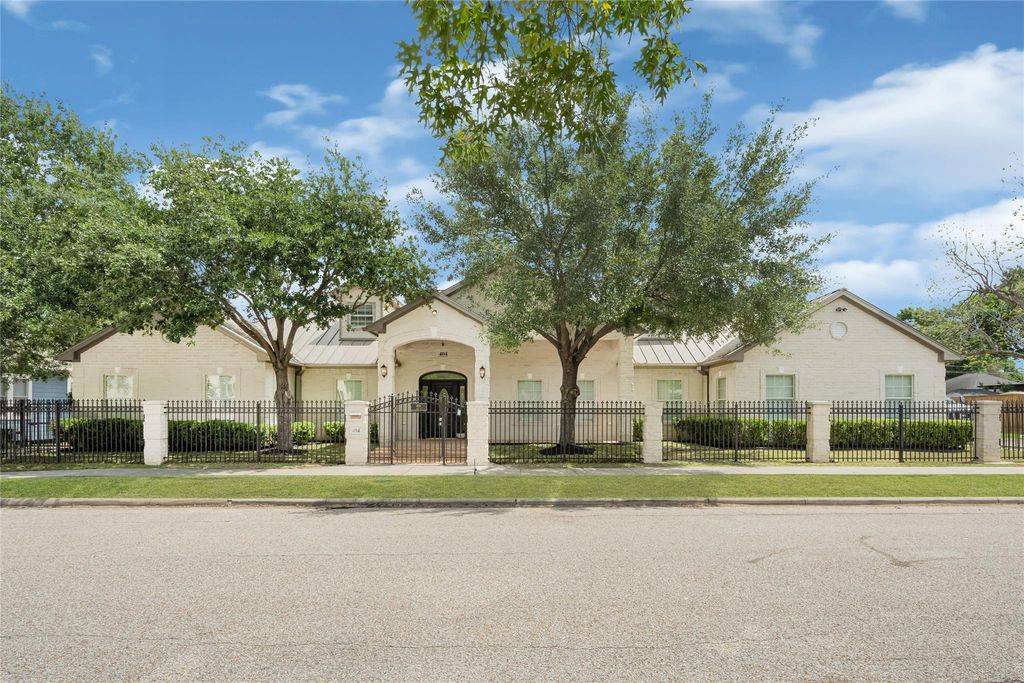 Photo of 404 Moss Street, Houston, TX 77009 (MLS # 79125814)