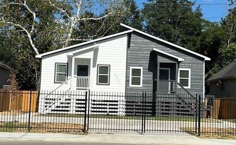 Photo of 4302 Hirsch Road #B, Houston, TX 77026 (MLS # 37839857)