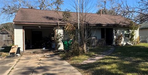 Homes For Sale - 913 Southampton Street<br/> Angleton, TX 77515