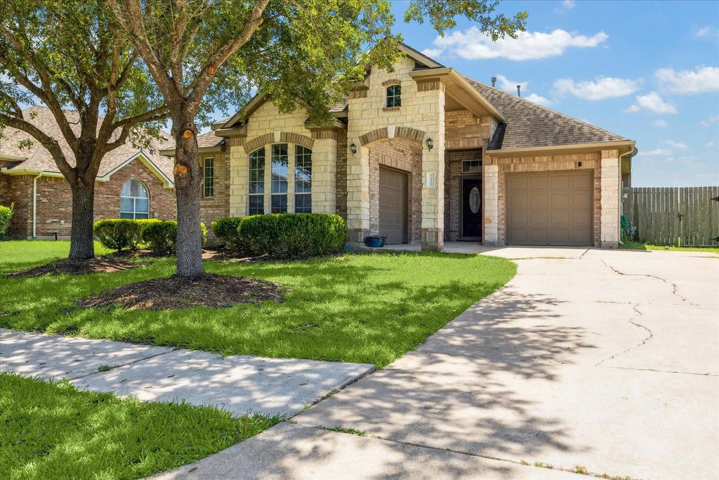 Photo of 7304 Valentine Lane, Pearland, TX 77584 (MLS # 32333665)