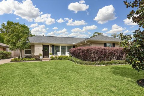 Photo of 10328 Brinwood Drive, Houston, TX 77043 (MLS # 21560440)