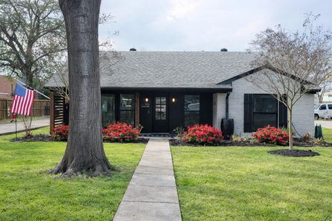 Photo of 712 Clarence Street, Tomball, TX 77375 (MLS # 11914101)