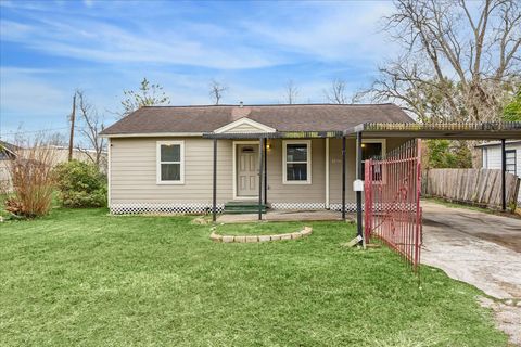 Photo of 5126 Higgins Street, Houston, TX 77033 (MLS # 38074410)