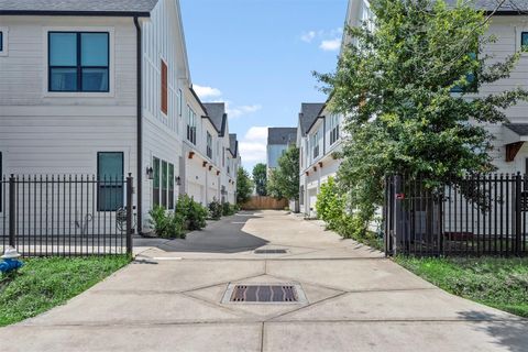 Homes For Sale - 909 Oak Street #C<br/> Houston, TX 77018