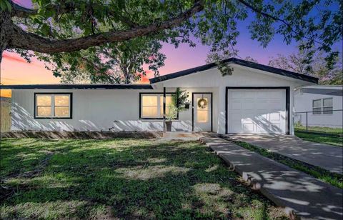 Photo of 804 N Milam Street, Fredericksburg, TX 78624 (MLS # 38800959)