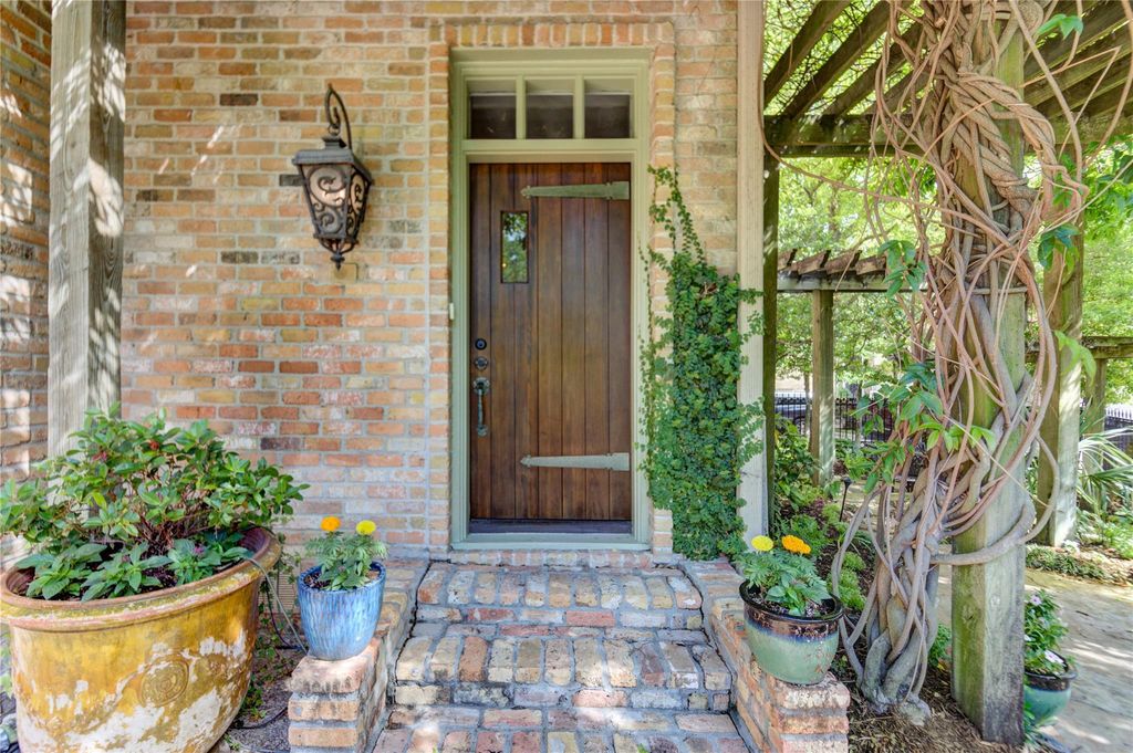 Photo of 4700 Post Oak Timber Drive, Houston, TX 77056 (MLS # 10098821)