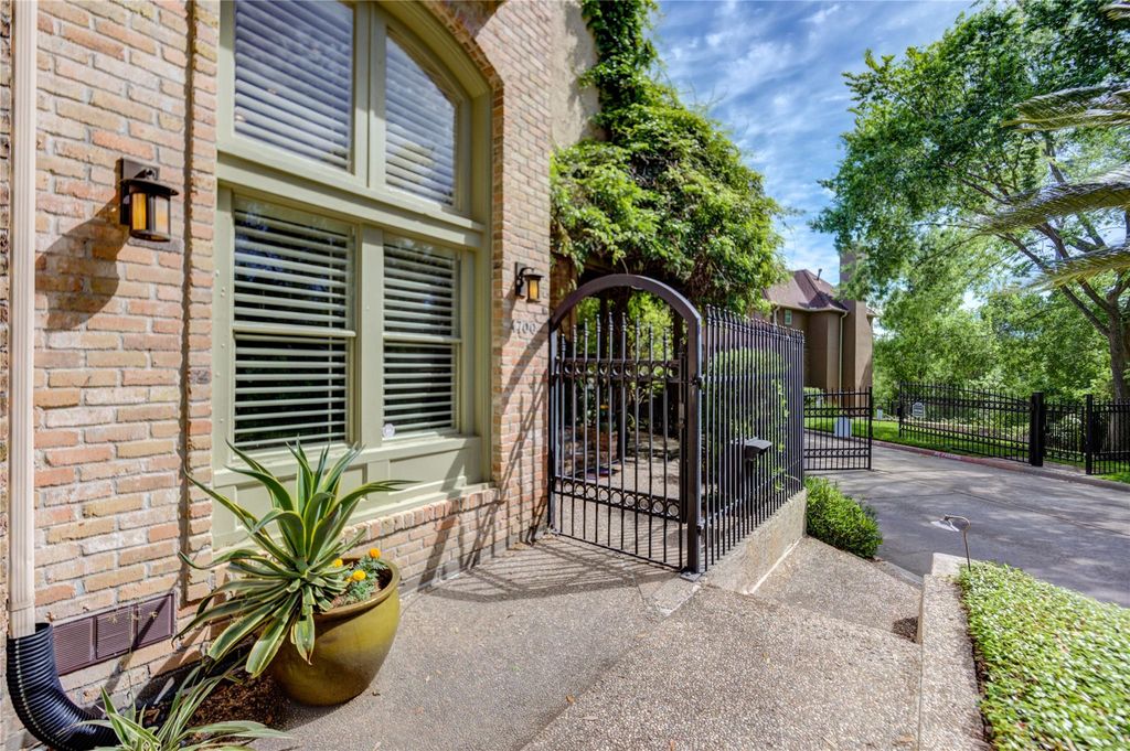 Photo of 4700 Post Oak Timber Drive, Houston, TX 77056 (MLS # 10098821)