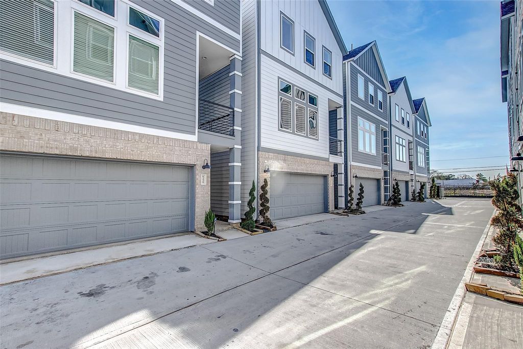 Photo of 622 Janisch Road #D, Houston, TX 77018 (MLS # 20554288)