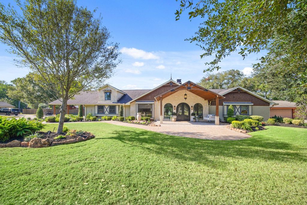 Photo of 904 W Castlewood Avenue, Friendswood, TX 77546 (MLS # 85445823)