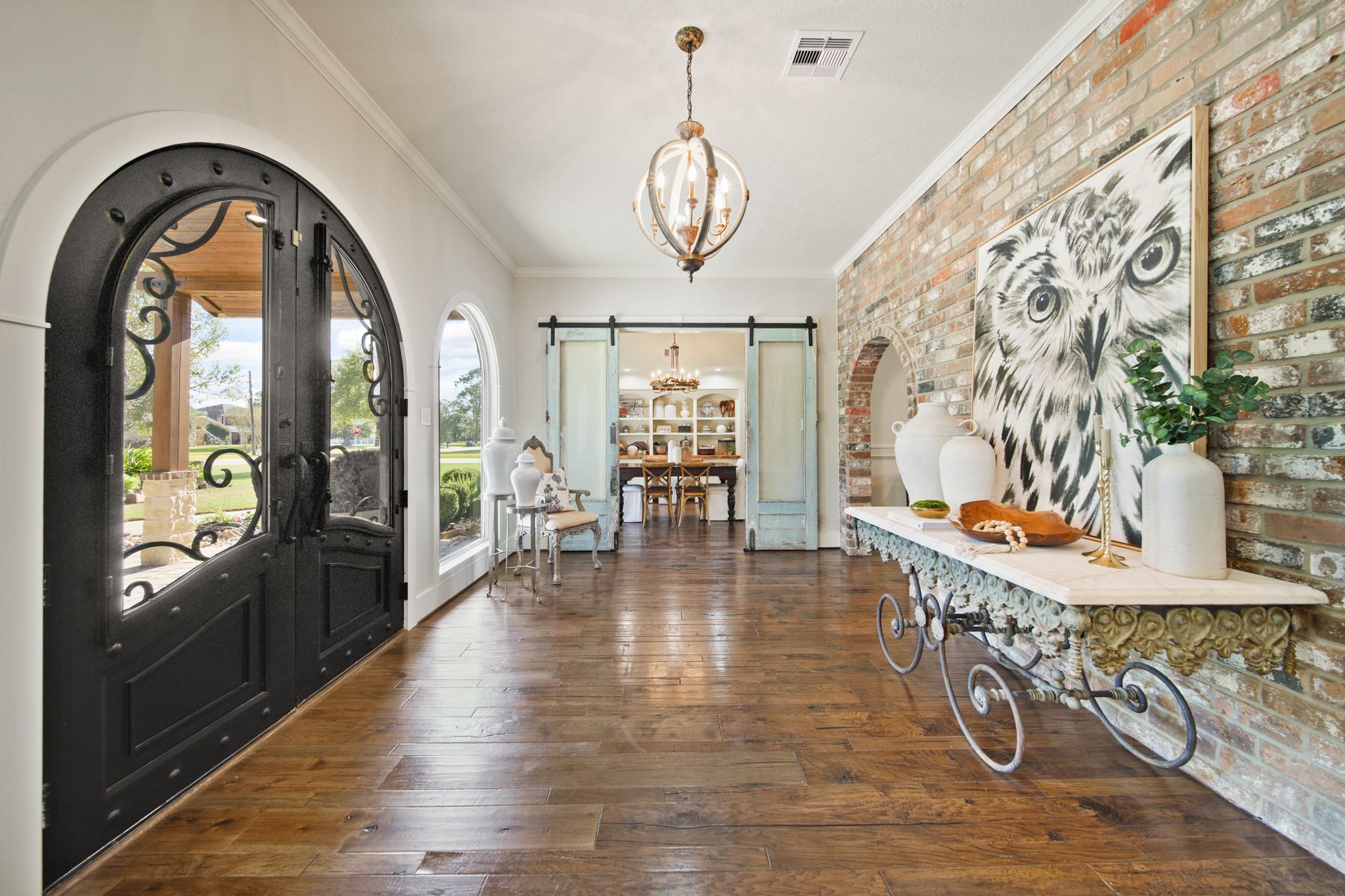 904 W Castlewood Avenue