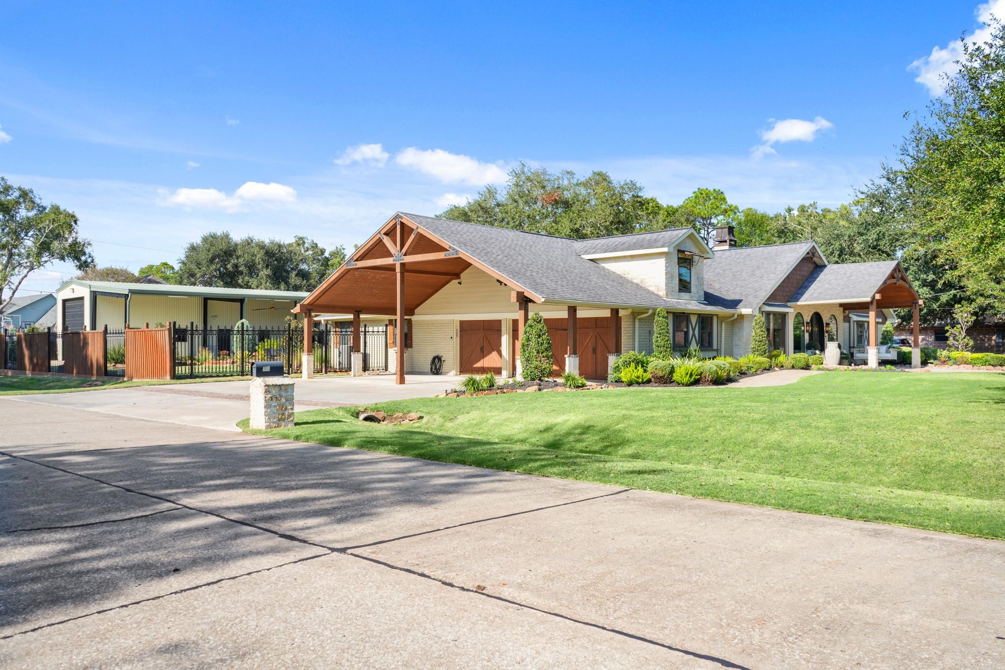 904 W Castlewood Avenue