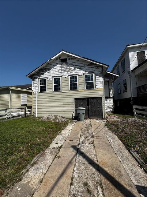 Photo of 3122 Avenue N 1/2, Galveston, TX 77550 (MLS # 86160163)