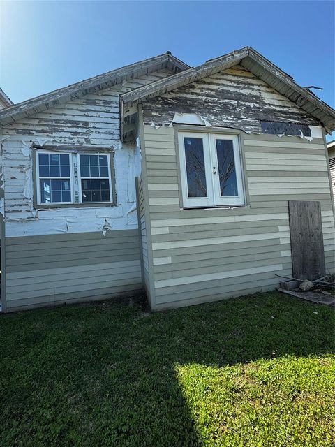 Photo of 3122 Avenue N 1/2, Galveston, TX 77550 (MLS # 86160163)