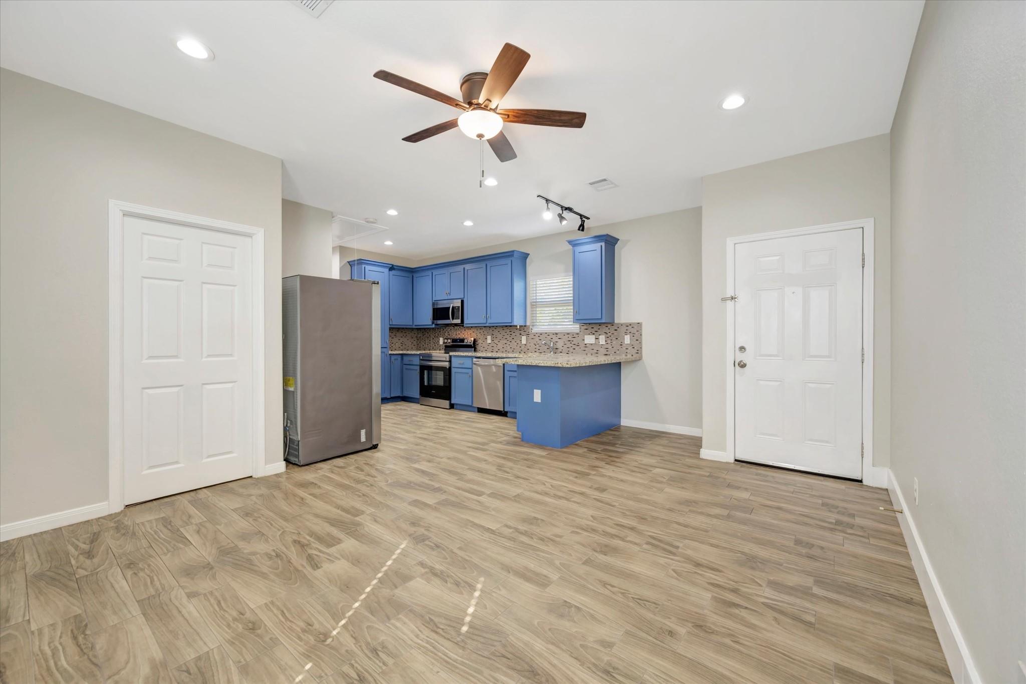 904 W Sealy B