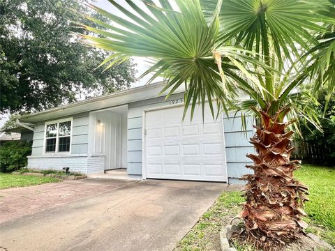Photo of 1925 14th Avenue N, Texas City, TX 77590 (MLS # 31715974)