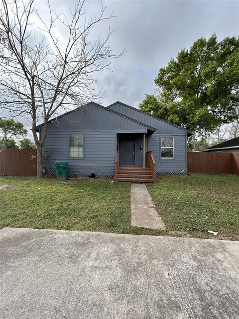 Photo of 301 W Austin Avenue, Pasadena, TX 77502 (MLS # 27171411)