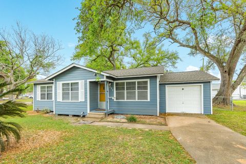 Photo of 837 Pin Money Street, Clute, TX 77531 (MLS # 15884122)