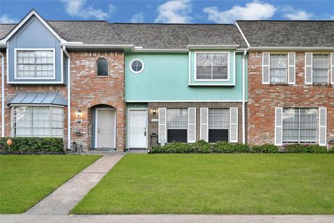 Condo For Sale - 11002 Hammerly Boulevard #223<br/> Houston, TX 77043