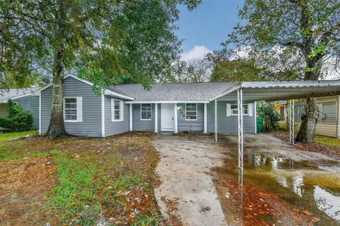 Photo of 500 Farrer Street, Angleton, TX 77515 (MLS # 27791724)