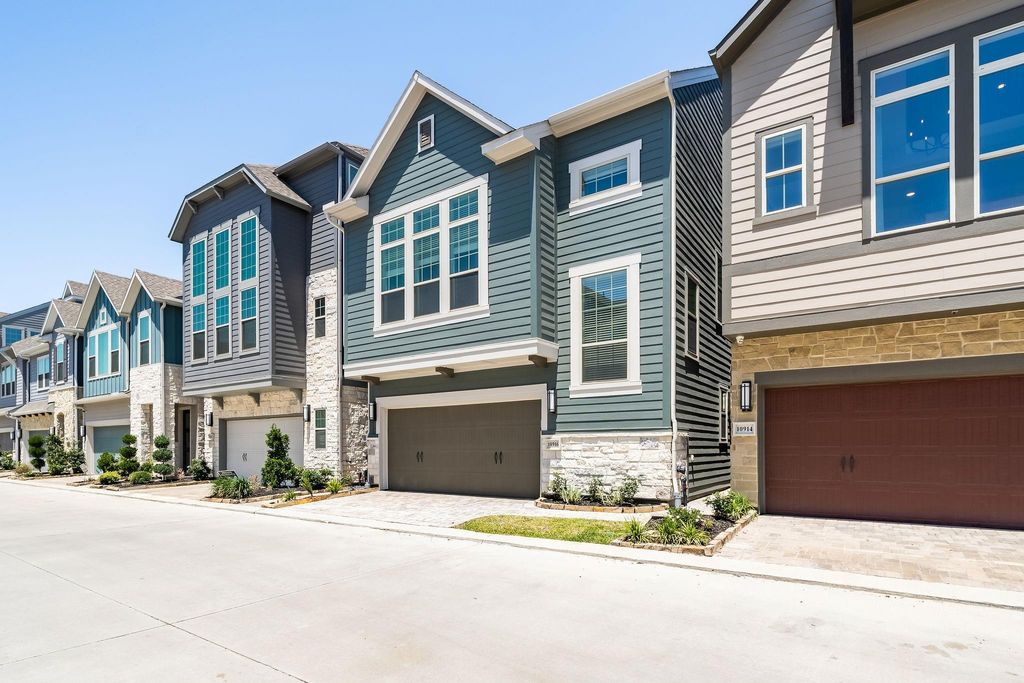 Photo of 10916 Brambling Wood Drive, Houston, TX 77043 (MLS # 71733241)
