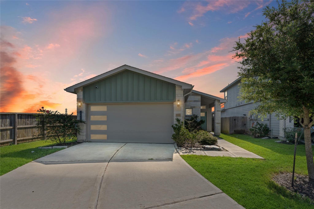 Photo of 12503 Newport Arch Lane, Houston, TX 77047 (MLS # 37525603)