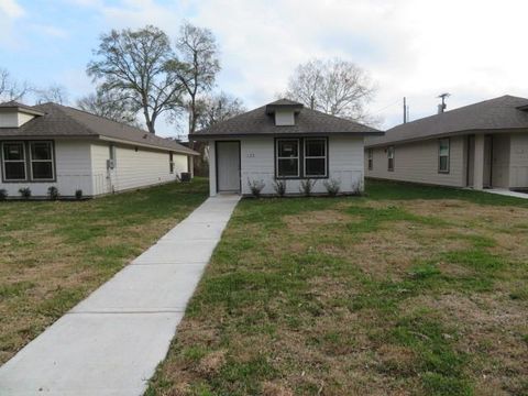 Photo of 120 East Ash Street ST, Angleton, TX 77515 (MLS # 58670308)
