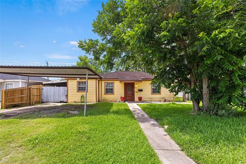Photo of 211 Crescent Drive, Pasadena, TX 77506 (MLS # 34564257)