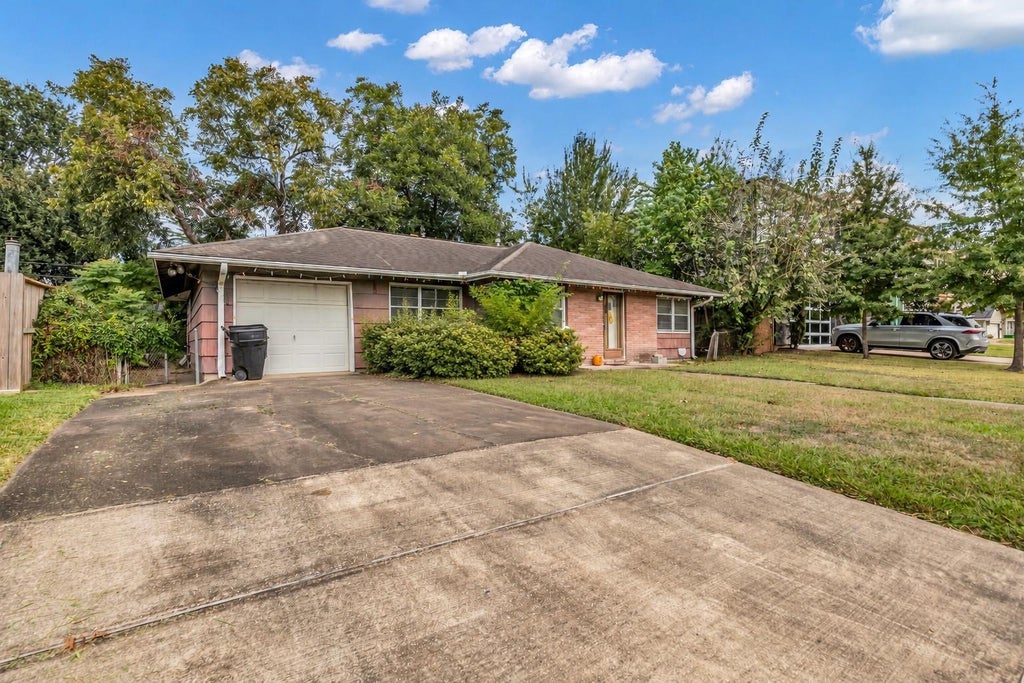 Photo of 5326 Judalon Lane, Houston, TX 77056 (MLS # 76172533)