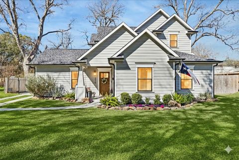 Photo of 216 W 30th Street, Houston, TX 77018 (MLS # 39889296)