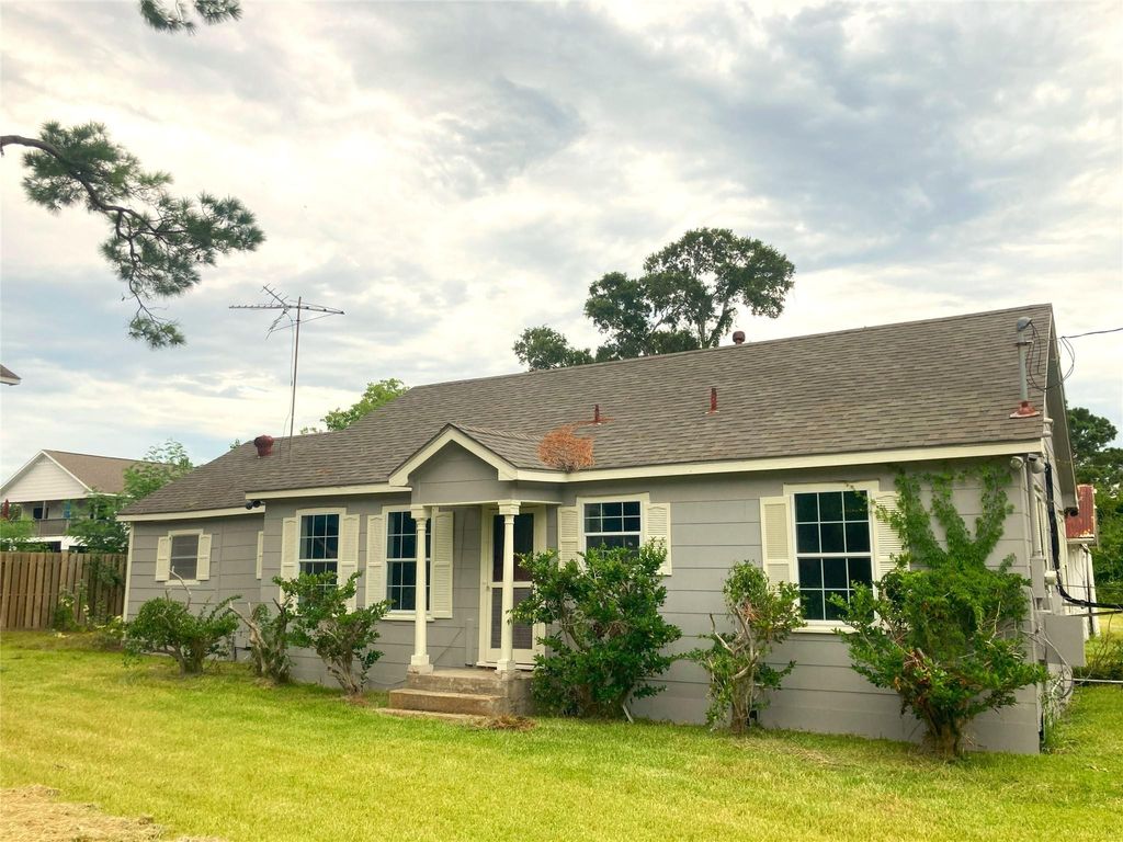 Photo of 1005 Staples Avenue, Seabrook, TX 77586 (MLS # 41455161)