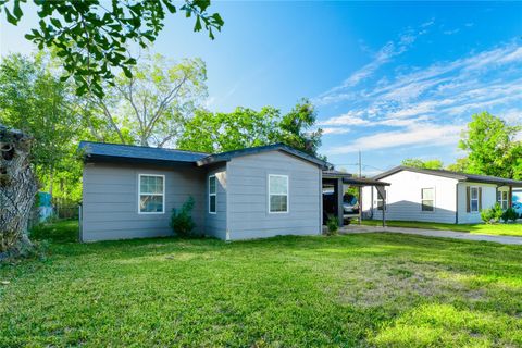Photo of 303 Park Street, Baytown, TX 77520 (MLS # 31510838)