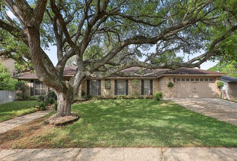 Photo of 115 Bayou Glen Street, Hitchcock, TX 77563 (MLS # 97781626)