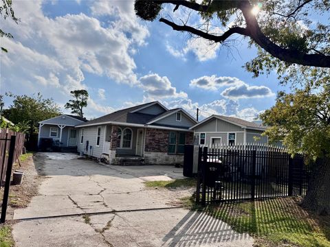 Photo of 14334 Texarkana Street, Houston, TX 77015 (MLS # 76676733)