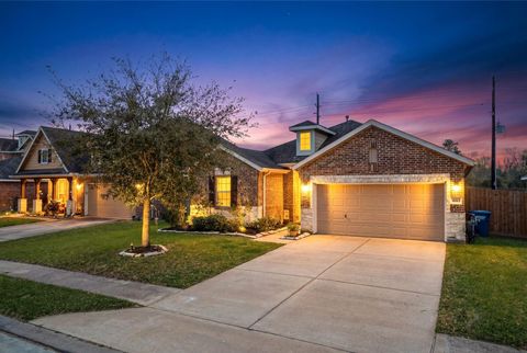 Homes For Sale - 4610 Legends Bay Drive<br/> Baytown, TX 77523